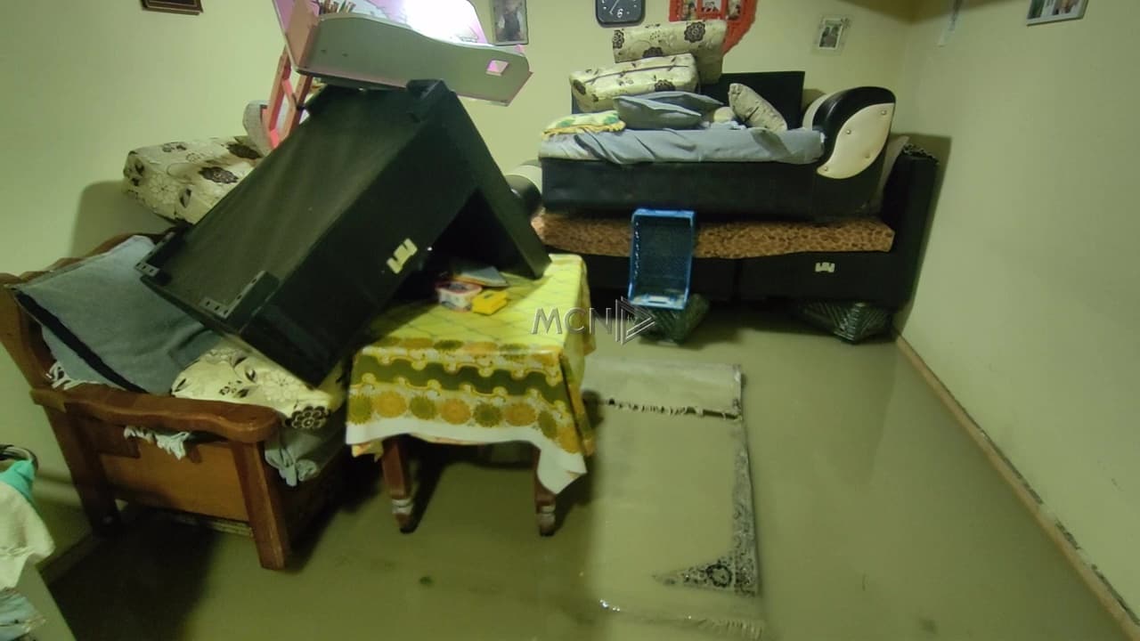 Përmbytjet dëmtojnë dhjetëra banesa në Çiflig dhe Arrëz të Beratit, shkatërrohen të gjitha orenditë (VIDEO)