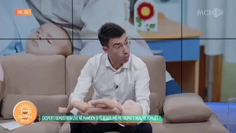 Ndihma e parë te fëmijët/ Instruktori këshillon prindërit si të nxjerrin trupat e huaj nga rrugët e frymëmarrjes