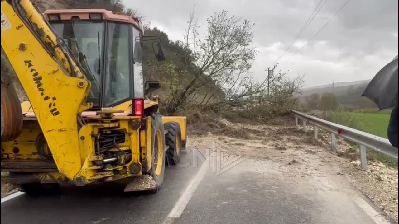 Rrëshqitje dherash pranë fshatit Vllahinë të Vlorës, bllokohet segmenti rrugor (VIDEO)