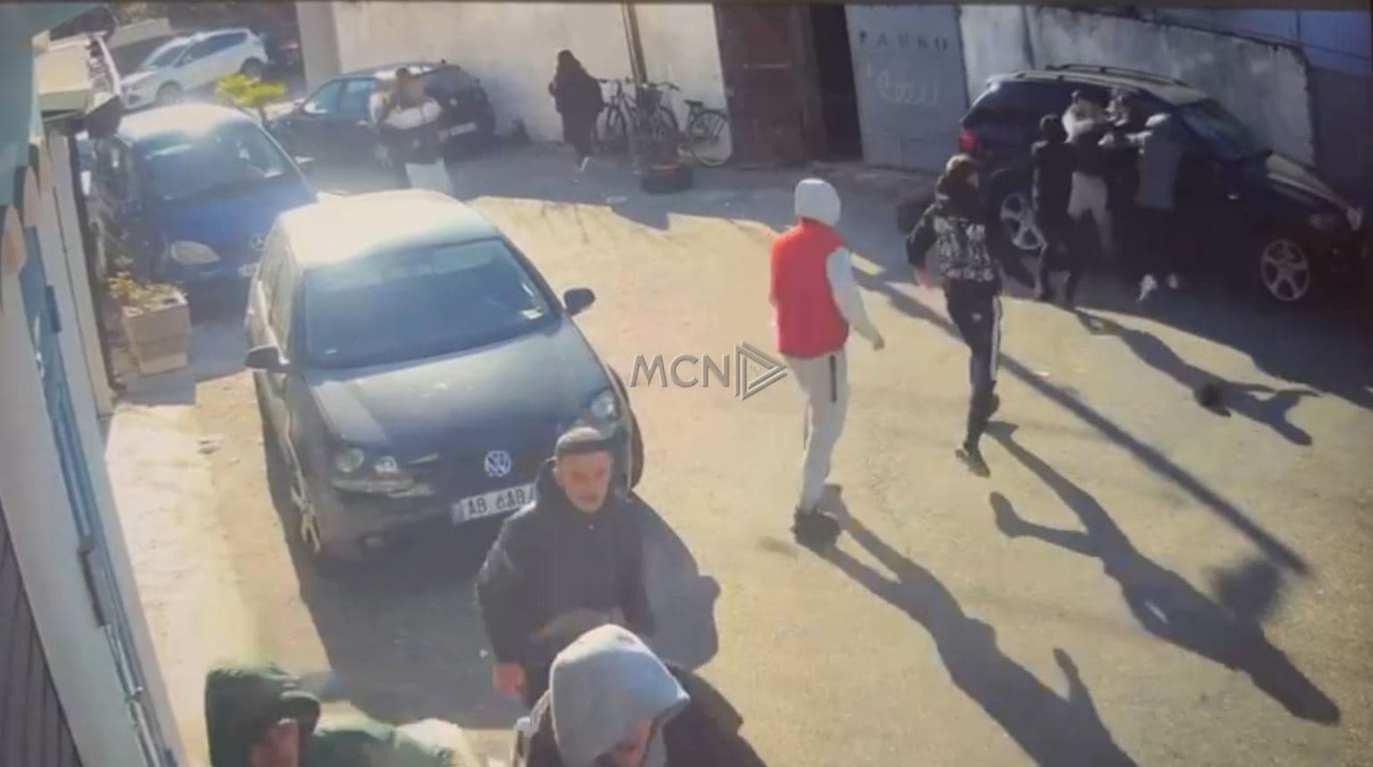 Sherr mes disa të rinjve në Shkodër, 3 të plagosur/ Pamjet- VIDEO