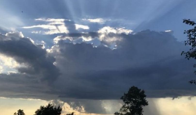 Moti sot/ Vranësira dhe reshje lokale shiu