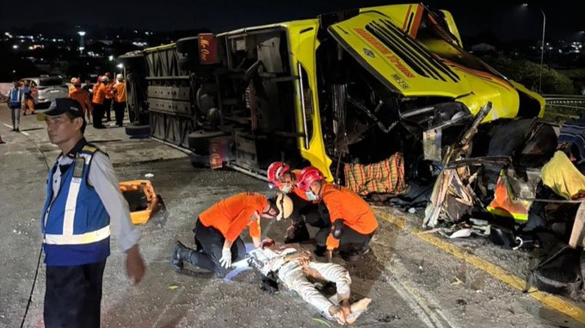 Përmbyset autobusi në Indonezi, 16 të vdekur