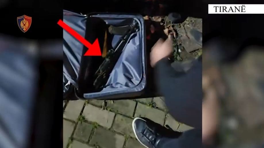 Në valixhe me kallashnikov dhe municion gati për t’i shitur, arrestohet i riu në Tiranë 
