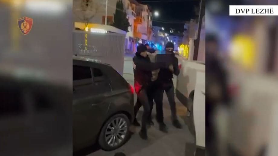 “Gjerdani” kap në Lezhë një person i cili lëvizte i armatosur me makinë pa targa 