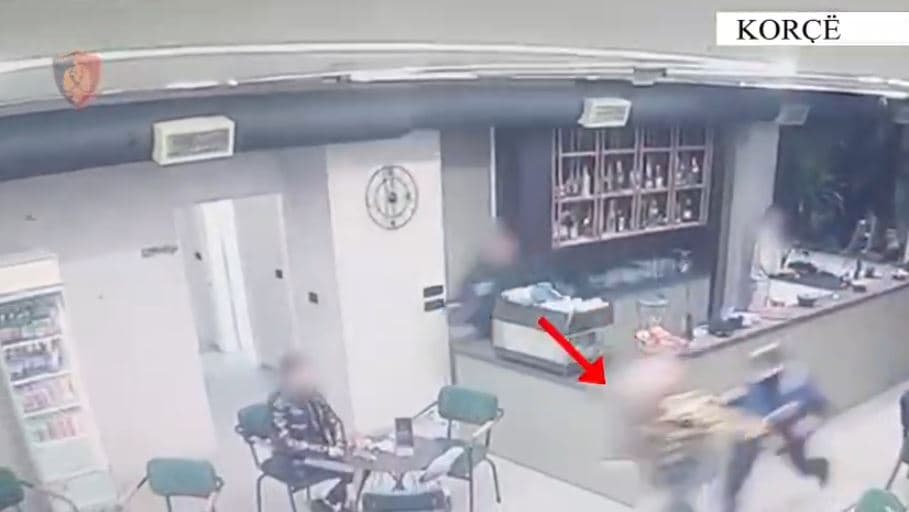 Me armë me vete në lokal, tenton t’i shpëtojë policisë/ Kapet një person me precedentë në Korçë
