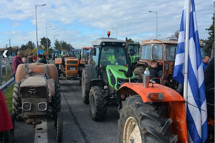 Fermerët grekë bllokojnë autostradën Athinë–Selanik mes skandalit të abuzimit me subvencionet (VIDEO)