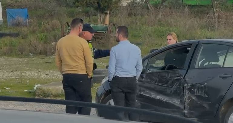   Aksident në aksin Lushnje-Rrogozhinë/ Kamioni i firmës “Salillari” përplaset me automjetin (VIDEO)