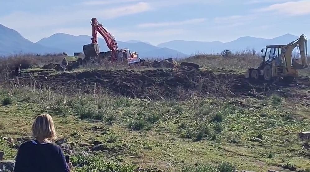 Situatë skandaloze në Parkun Arkeologjik të Finiqit, gërmohet me buldozerë (VIDEO)