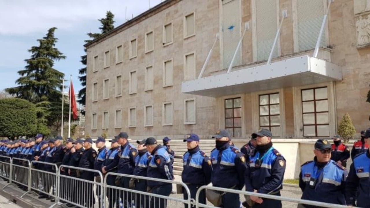 Protesta e opozitës/ Policia e Tiranës njofton kufizimin e lëvizjeve në disa akse rrugore