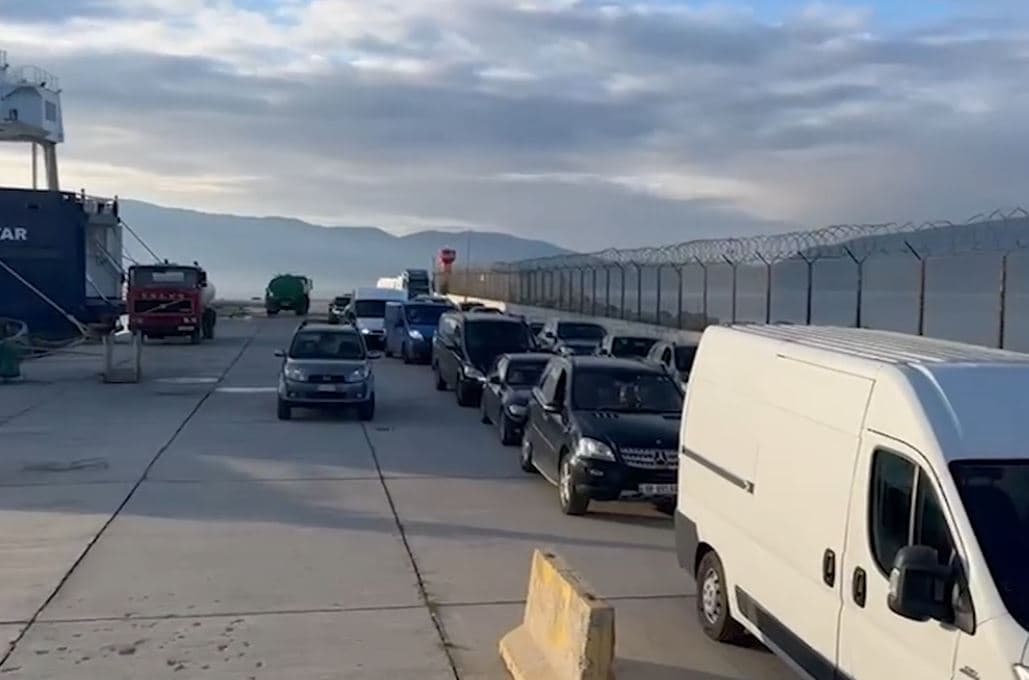 Fluks emigrantësh për festat / 700 pasagjerë mbërrijnë në Portin e Vlorës këtë të diel (VIDEO)