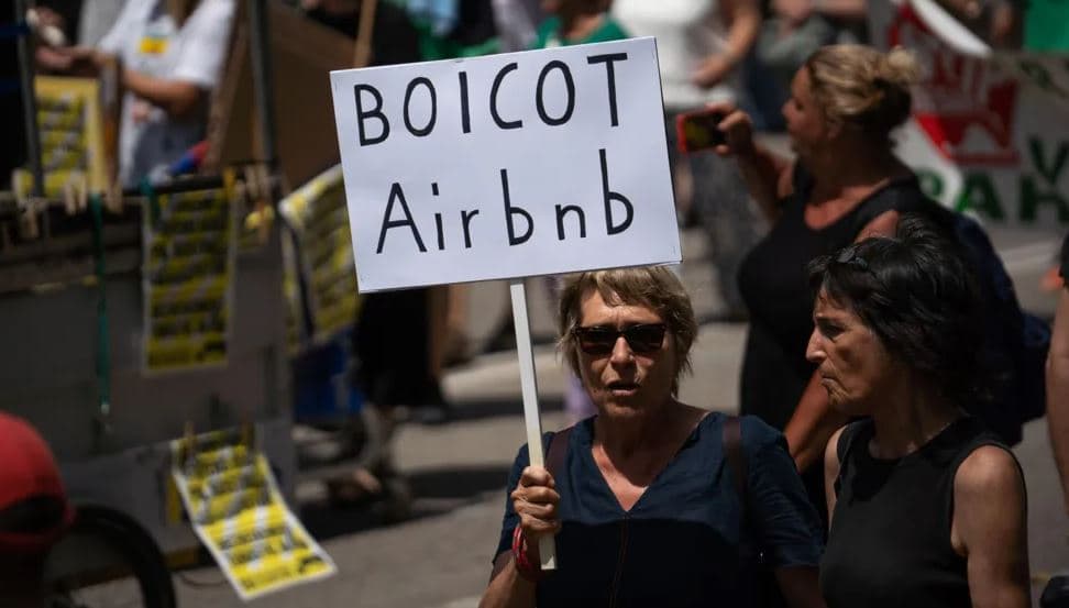 Reklamimi i pronave pa licencë/ Airbnb gjobitet me 64 milionë euro nga Spanja