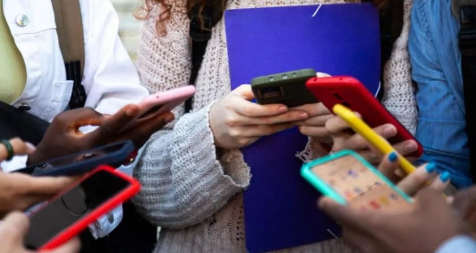 Kili, ndalohen telefonat celularë në të gjitha shkollat duke filluar nga viti 2026