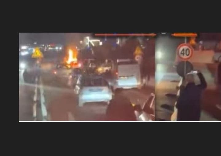 Aksident në autostradën Durrës-Tiranë/ Makina përplaset me bordurën dhe merr flakë 