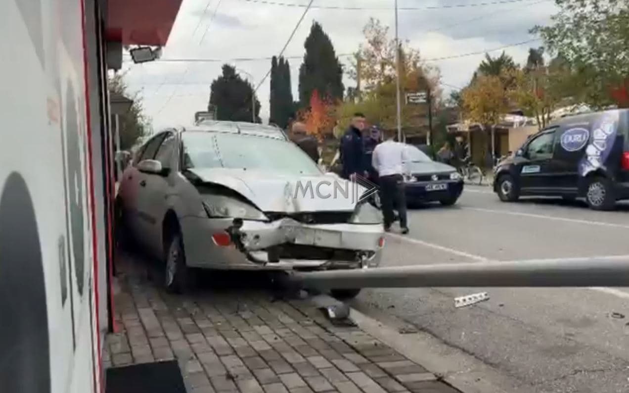 Përplasen tre makina në Shkodër (VIDEO)
