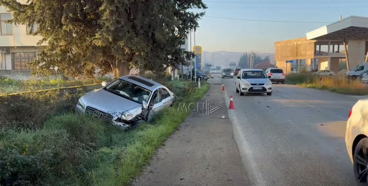 Autobusi përplaset me “Audin” në Fier-Levan, makina përfundon në kanal (VIDEO)