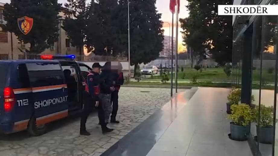 Iu vunë zjarrin dy makinave në Shkodër, një i arrestuar, procedohet një tjetër 
