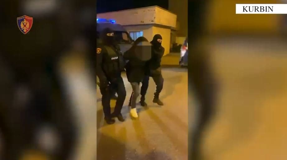 I dehur, kërcënonte me automatik qytetarët dhe thyente xhamat e makinave, arrestohet i riu në Kurbin