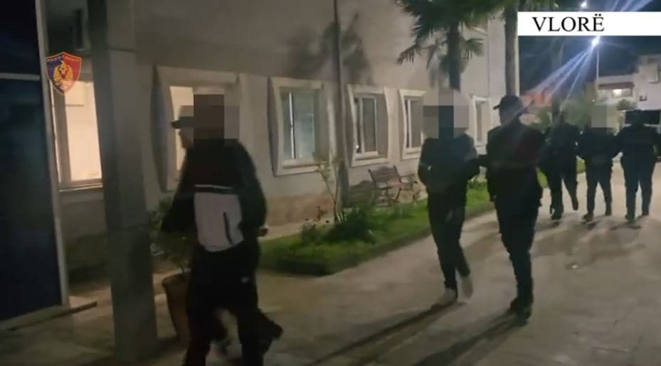 Mbajtën peng dhe dhunuan një person nga Kosova për t’i marrë 70 mijë euro, tre të arrestuar në Vlorë