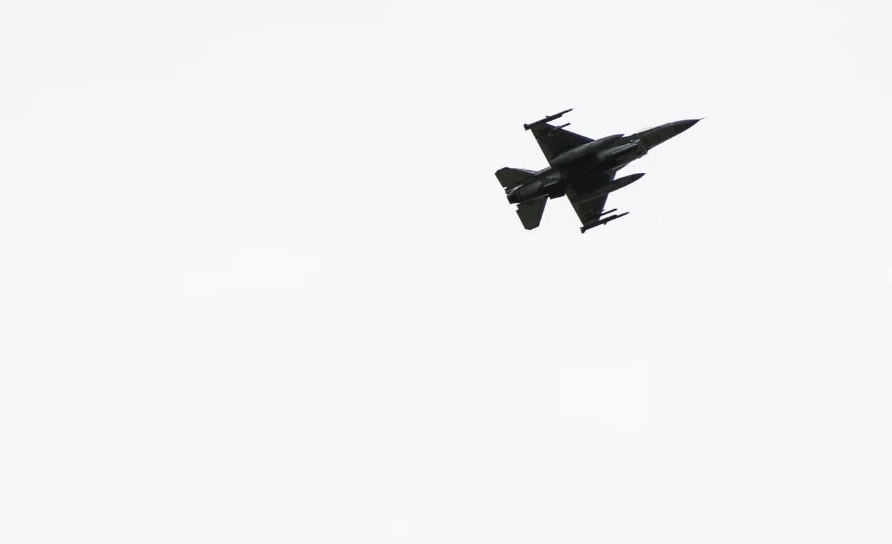 Polonia ngre avionët në ajër pasi Rusia sulmoi Ukrainën