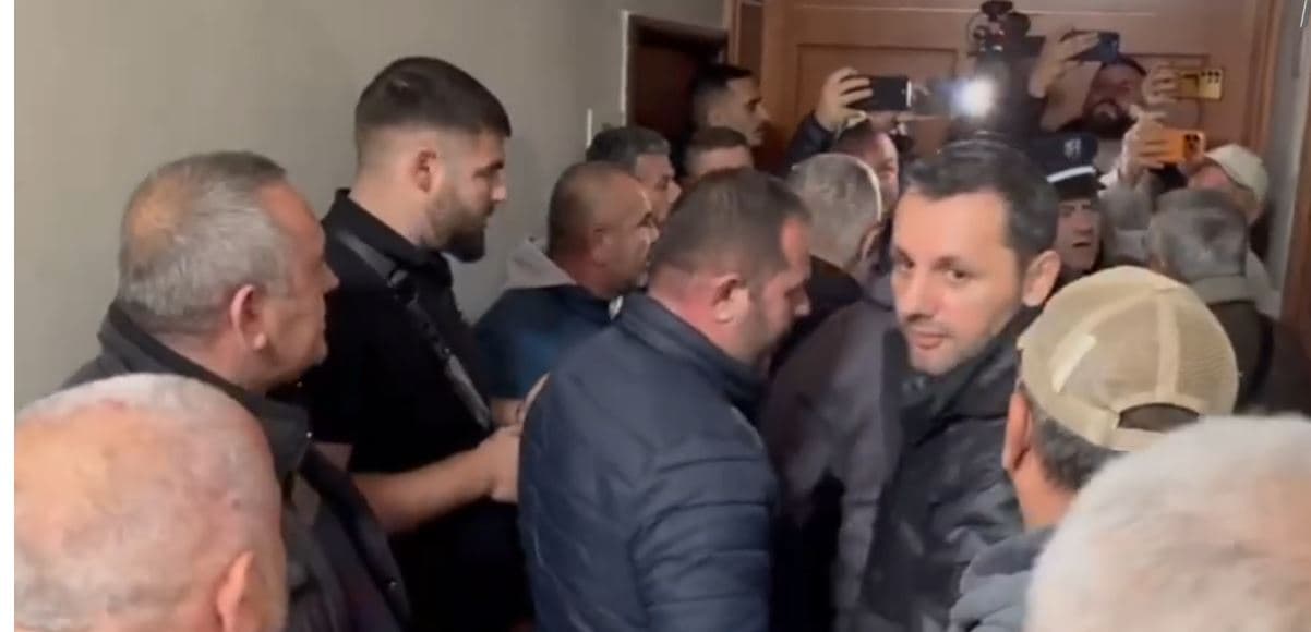 Përplasje në Bashkinë e Vlorës/ Kundërshtojnë zhvendosjen, shoferët e autobusëve nuk lejohen të takojnë kryebashkiaken (VIDEO) 