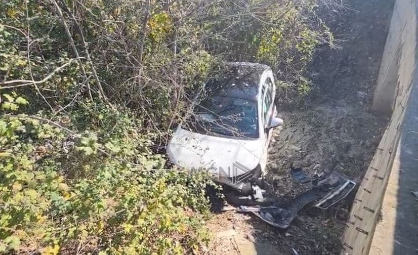     Aksident në aksin Berat–Lushnje, automjeti përfundon në kanal, çifti i bashkëshortëve plagoset rëndë