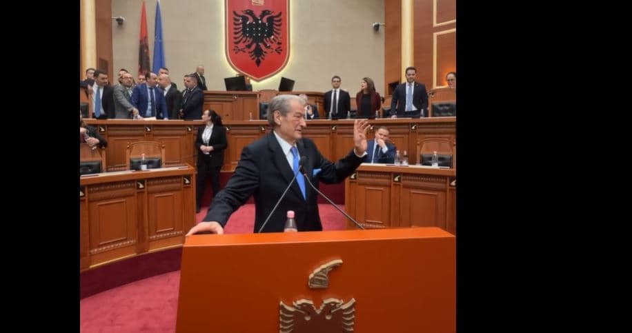 Tensione në Kuvend/ Berisha-mazhorancës: Dorëzoni pengmarrësin Ergys Agasi!