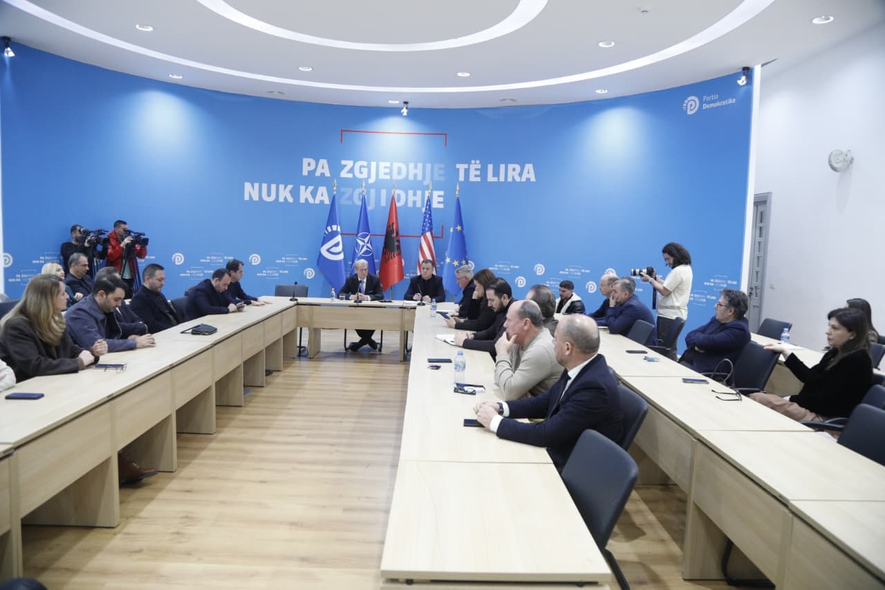 Detaje nga mbledhja me dyer të mbyllura në PD/ Berisha: Fokusi protesta. Kalaja kërkon komision hetimor për Avokatin e Popullit