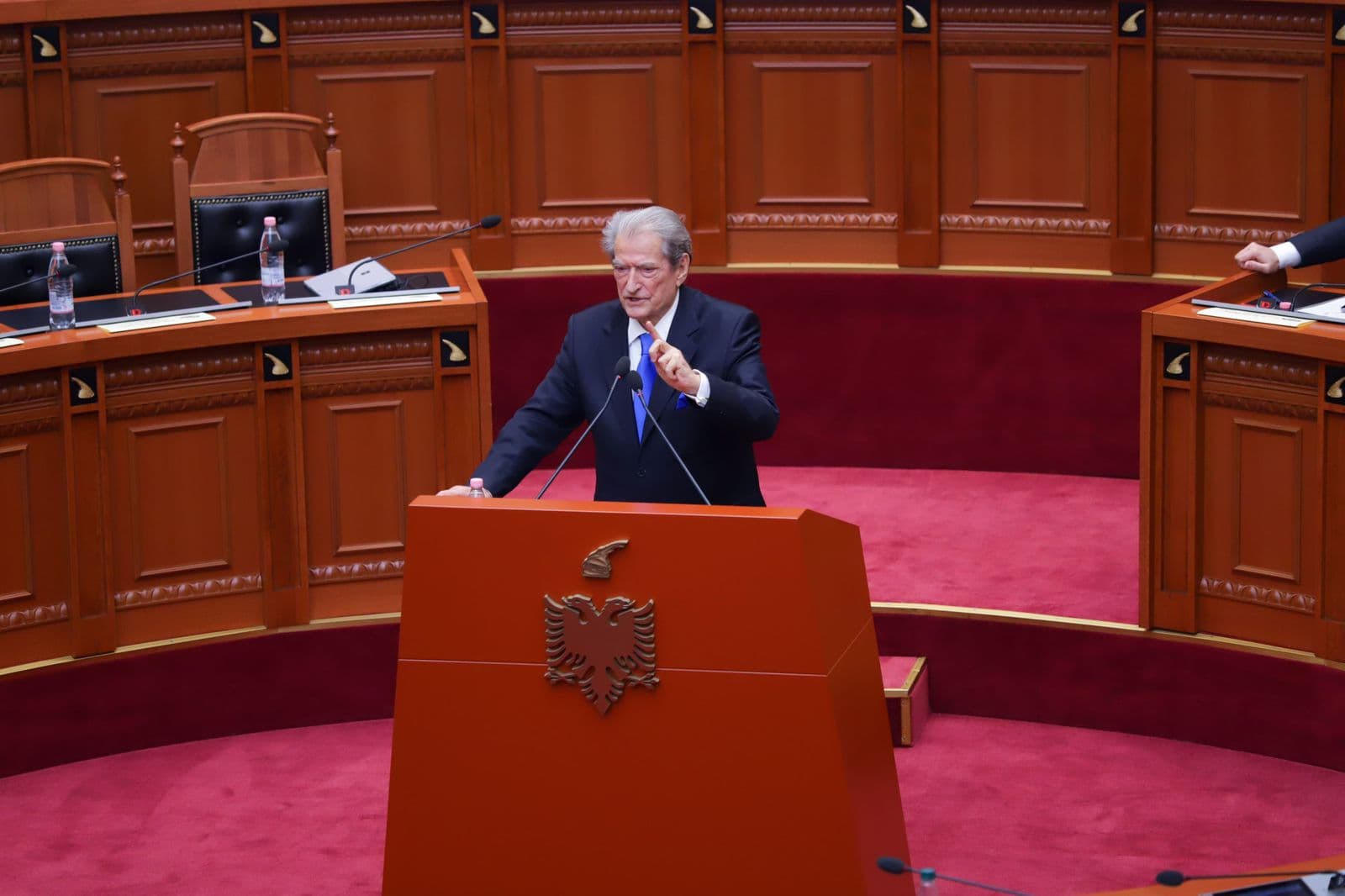 Berisha: Po grabisni Avokatin e Popullit! Lepuri i Surrelit nuk merr asnjë firmë