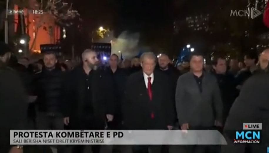 Berisha lë selinë e PD-së për t'iu bashkuar protestuesve përpara Kryeministrisë