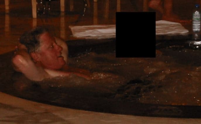 Publikohen dosjet e Epstein: Trump përmendet disa herë, por vëmendja përqendrohet te Clinton