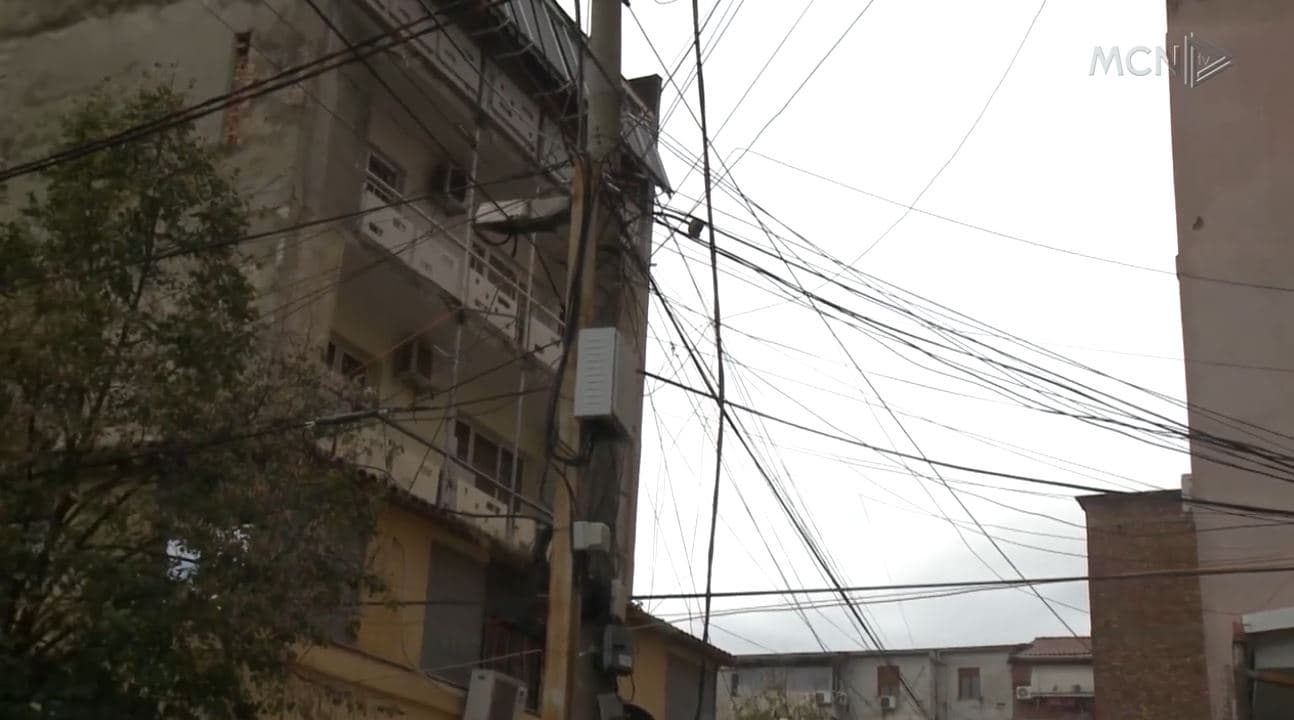 Rreziku në rrugë nga kabujt elektrik. Duleviç: Duhet të bëhet organizimi, autoritetet të ndërhyjnë
