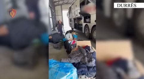 Sekuestrohen drogë, armë zjarri, bizhuteri dhe para/ Arrestohet shoferi i autobusit në Portin e Durrësit