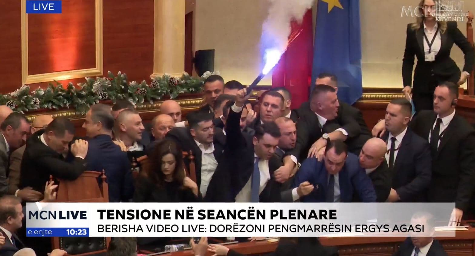 Flakadanë, goditje me shishe dhe hedhje uji/ Shabani betohet si Avokat Populli mes kaosit në Kuvend- Përjashtohen Balliu dhe Noka (VIDEO)