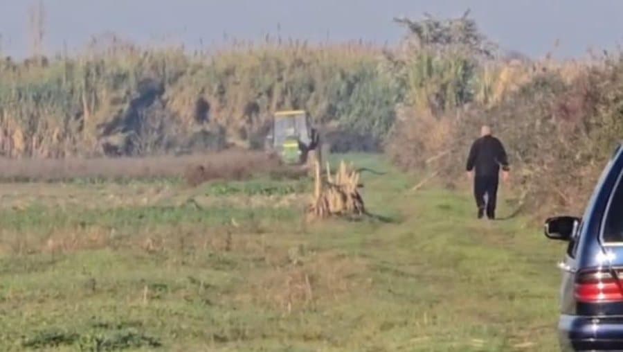   62-vjeçari humb jetën aksidentalisht në Fier, zetori e zë poshtë teksa punonte tokën