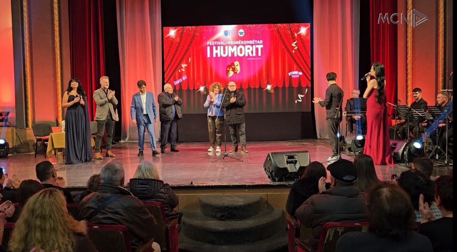 Festivali mbarëkombëtar i humorit/ Argëtim dhe të qeshura në Shkodër, aktorët bëhen bashkë në teatrin “Migjeni” (VIDEO)