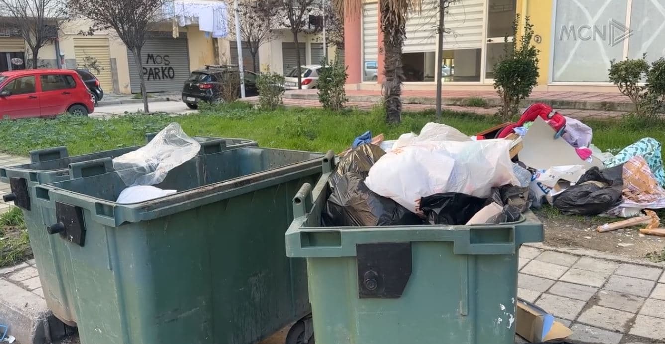 Vlora nën “pushtetin” e mbetjeve. Kazanët e tejmbushur dhe grumbuj plehrash edhe në tokë