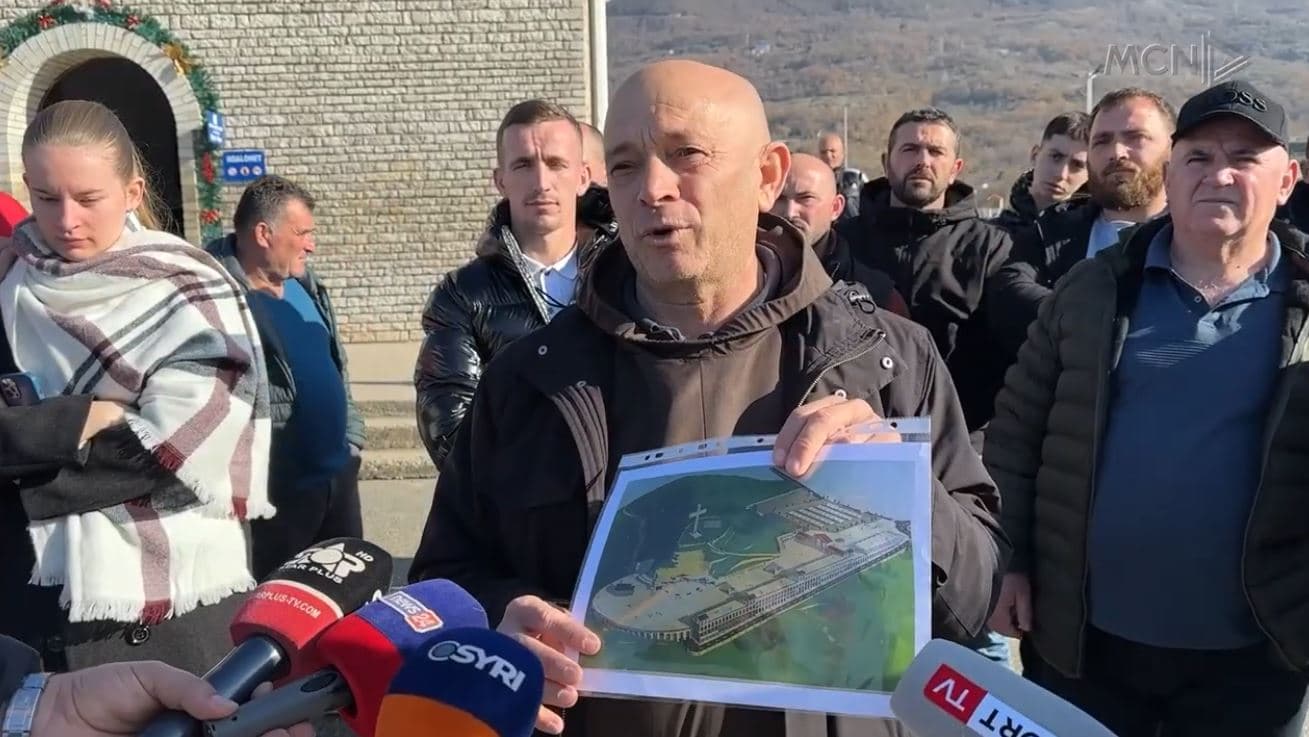 “Stop groposjes së besimit”/ Laç, besimtarët në protestë kundër projektit për kishën e “Shën Ndout” (VIDEO)