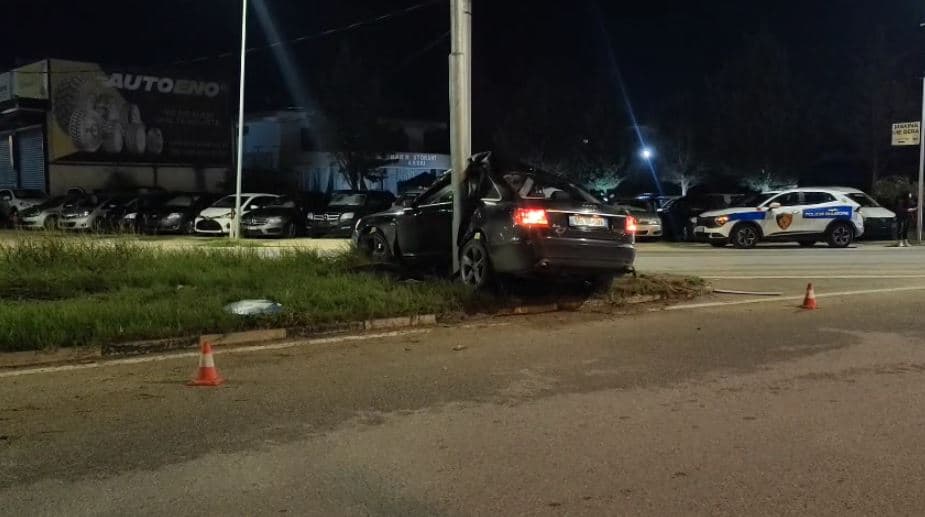 “Audi” përplaset me shtyllën e ndriçimit në Lushnjë, plagoset drejtuesi