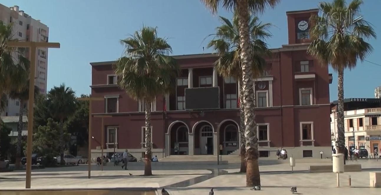 Ndotja mbulon bregdetin e Durrësit. Plazhet mbushen me sasi të mëdha mbetjesh plastike e industriale