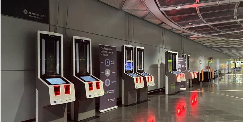 Radhë pa fund në aeroporte: Sistemi i ri i BE-së po u kushton udhëtarëve deri në 3 orë pritje