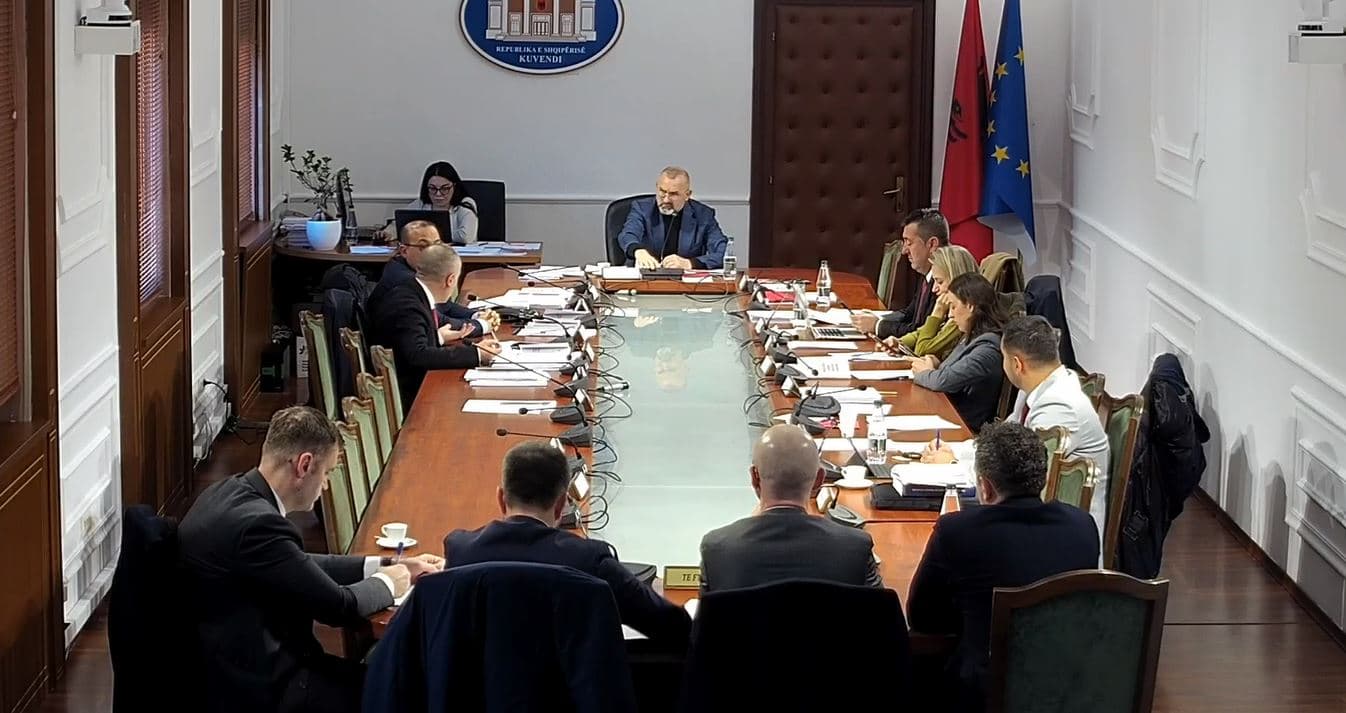 “Diella” shkakton diskutime të Komisioni i Ligjeve/ Deputeti i PD: A jeni konsultuar me ministren?! 
