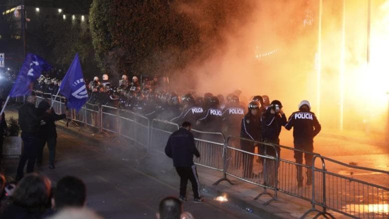 Protesta e PD/ Arrestohen 4 protestues. Procedim penal për sekretarin organizativ të PD dhe 7 të tjerë 