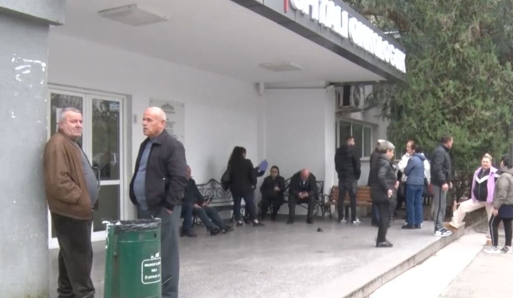 Radhë të gjata tek Onkologjiku/ Pushimet zyrtare krijojnë kaos, pacientët të shqetësuar (VIDEO)  