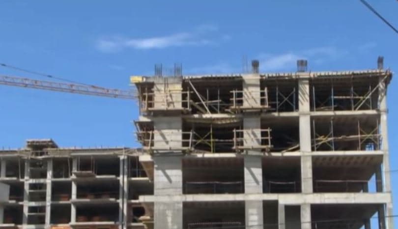 Bie nga lartësia ku punonte, humb jetën hidrauliku në Tiranë
