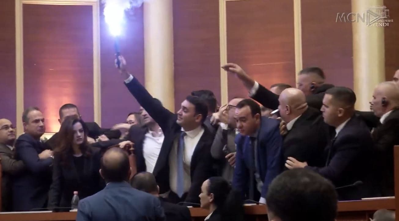 Parlamenti në ‘flakë’ për Agasin dhe Shabanin. Berisha: Po mbrojnë një terrorist me dy pengëmarrje