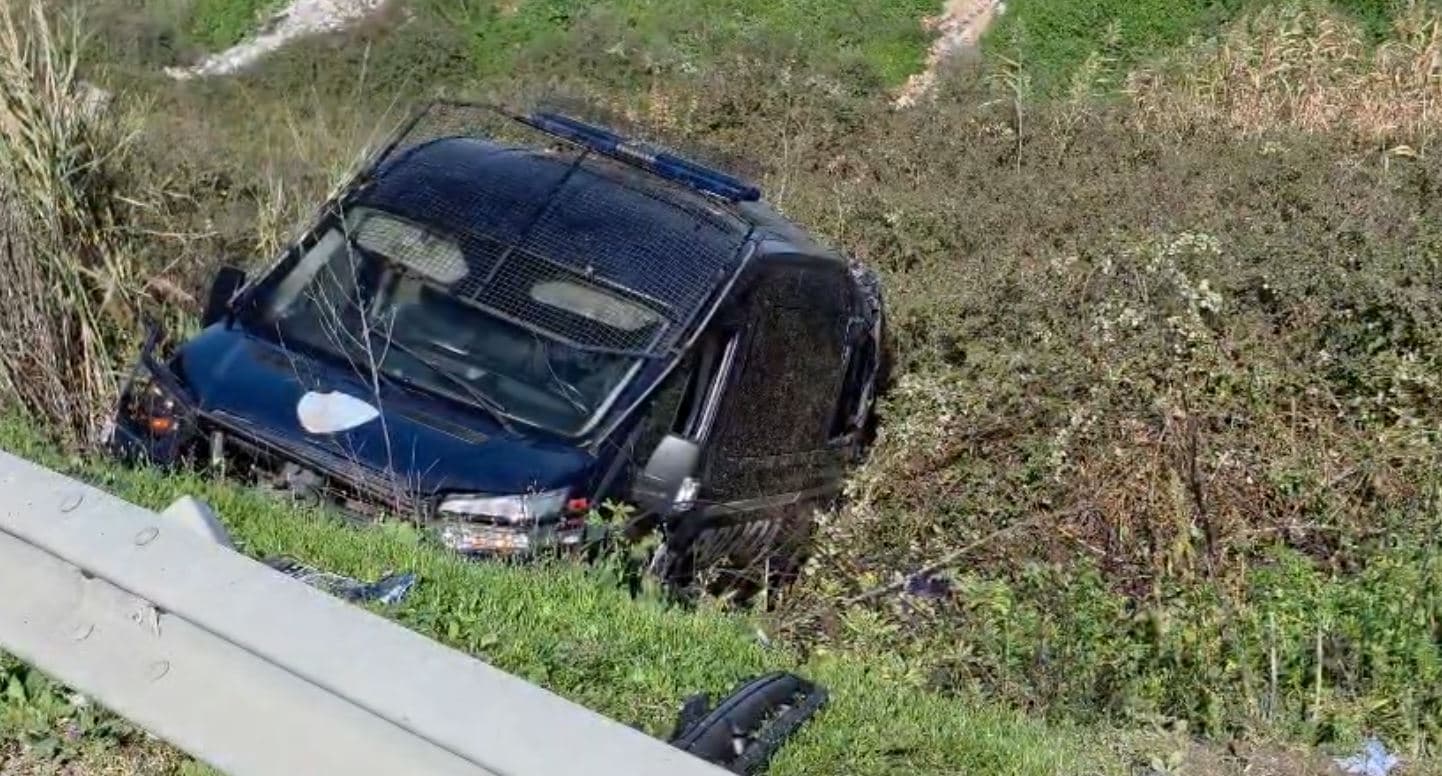 Fier/ Furgoni i FNSH përplaset me Benz-in dhe bie në kanal, plagosen 4 persona