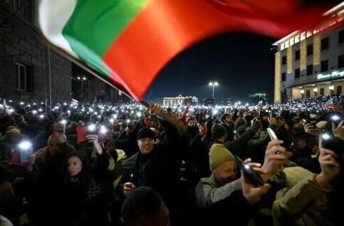 Mijëra njerëz protestojnë sërish në Bullgari, kërkojnë dorëheqjen e qeverisë