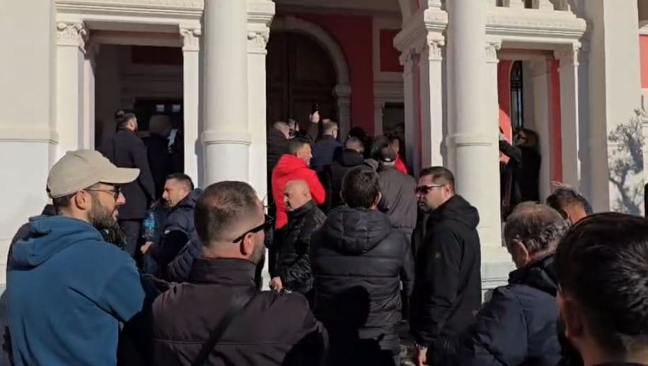 Vlora në ditën e katërt pa ujë, banorët në protestë para bashkisë/ Tensione me policinë (VIDEO) 