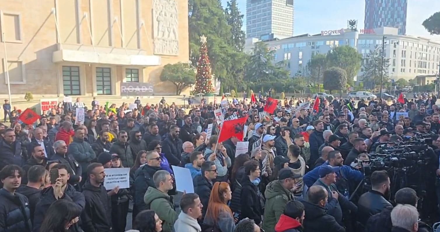 Lapaj prin protestën para kryeministrisë: Të bashkohemi për të larguar qeverinë (VIDEO)