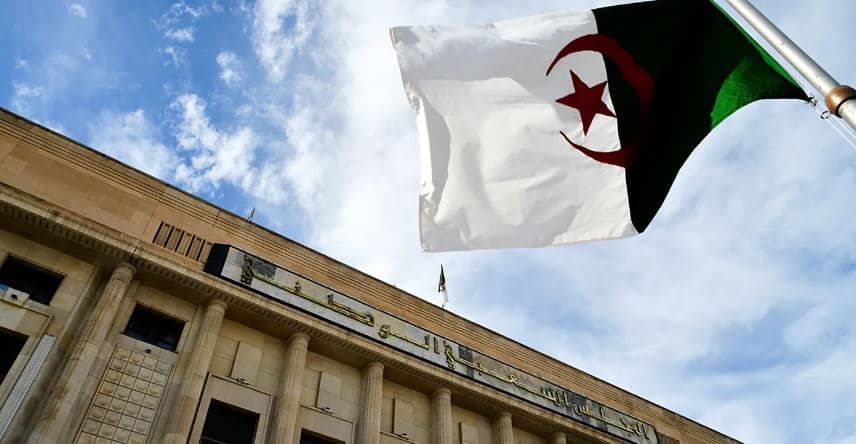 Algjeria miraton ligjin që e shpall kolonizimin francez një “krim shtetëror” dhe kërkon një falje zyrtare nga Parisi